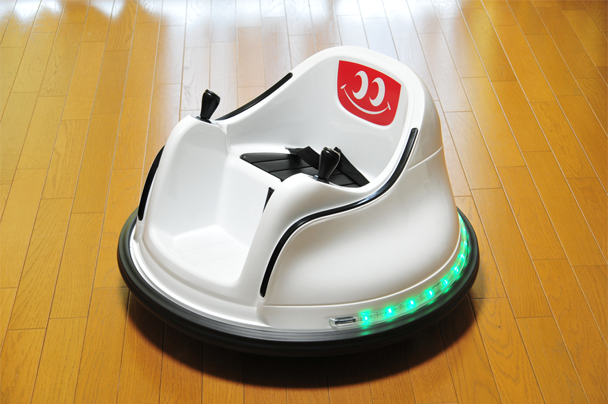 足元のボタンを押すとLEDライトがカラフルに点滅!